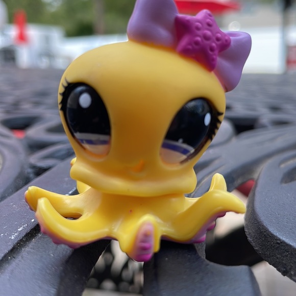 Littlest Pet Shop Yellow Octopus Lavender Bow - Picture 5 of 8